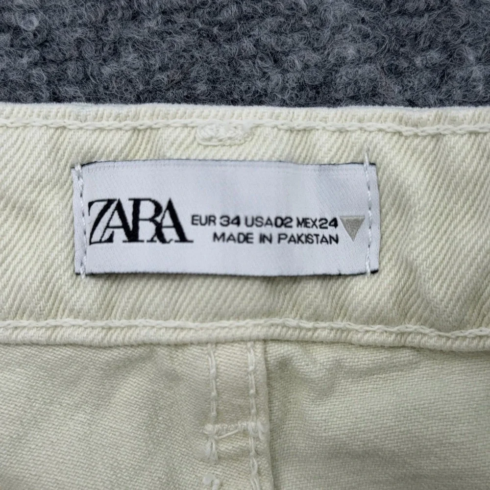 Zara Straight Leg Jeans Women Size 2 Cotton Cream‎ Denim Raw Hem Button Fly